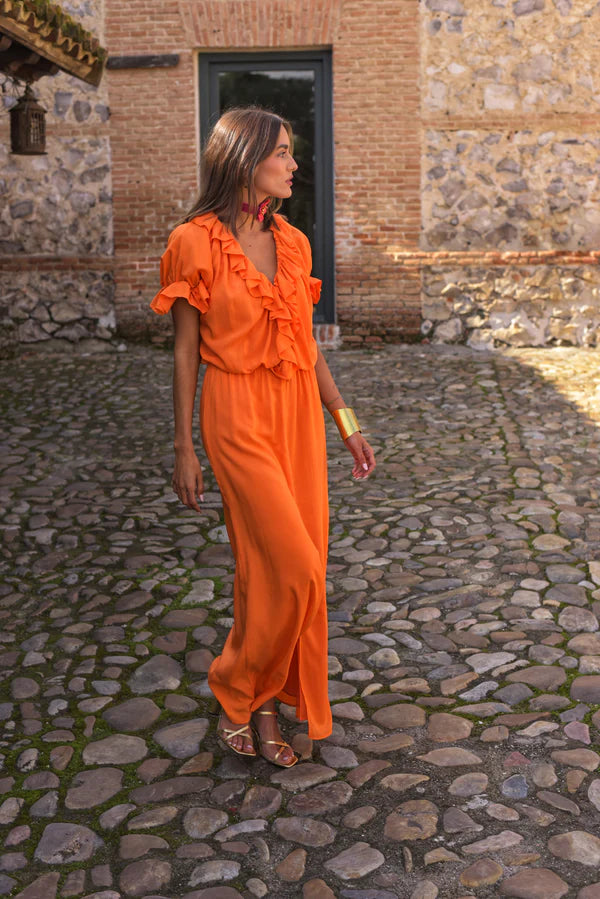 KAREN - VESTIDO LARGO CON VOLANTES Y ABERTURA