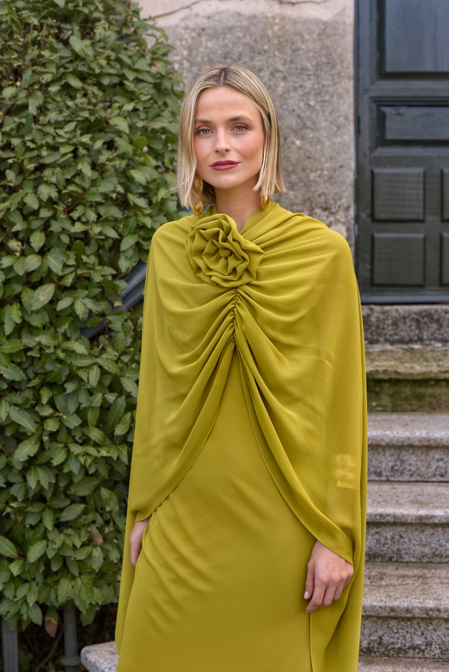 ANGELA - VESTIDO CON CAPITA MULTIPOSICIÓN