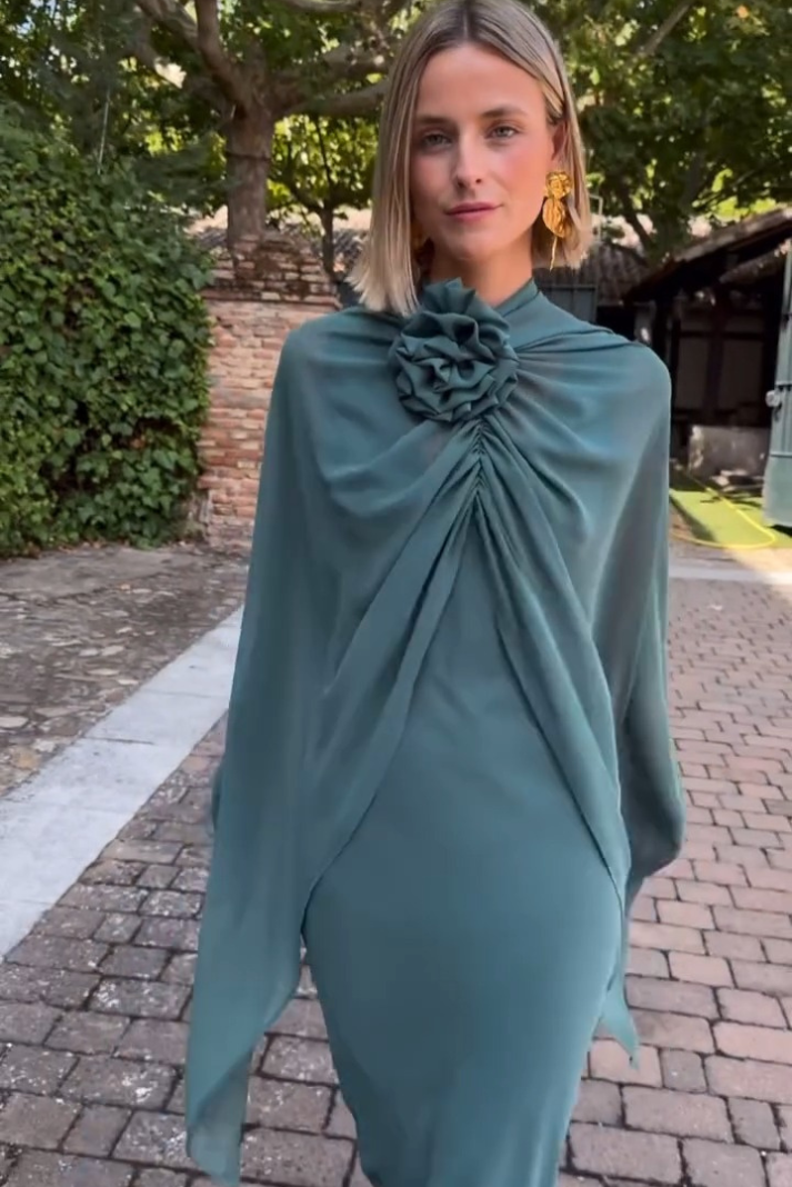 ANGELA - VESTIDO CON CAPITA MULTIPOSICIÓN