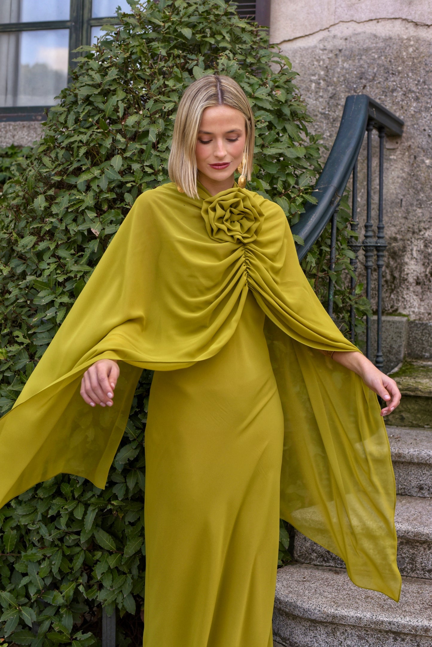 ANGELA - VESTIDO CON CAPITA MULTIPOSICIÓN