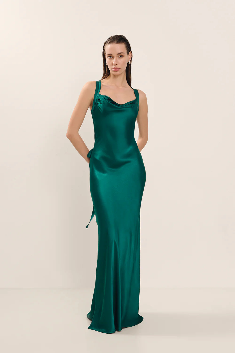 PRISCILA - VESTIDO SATINADO CON ESPALDA CRUZADA