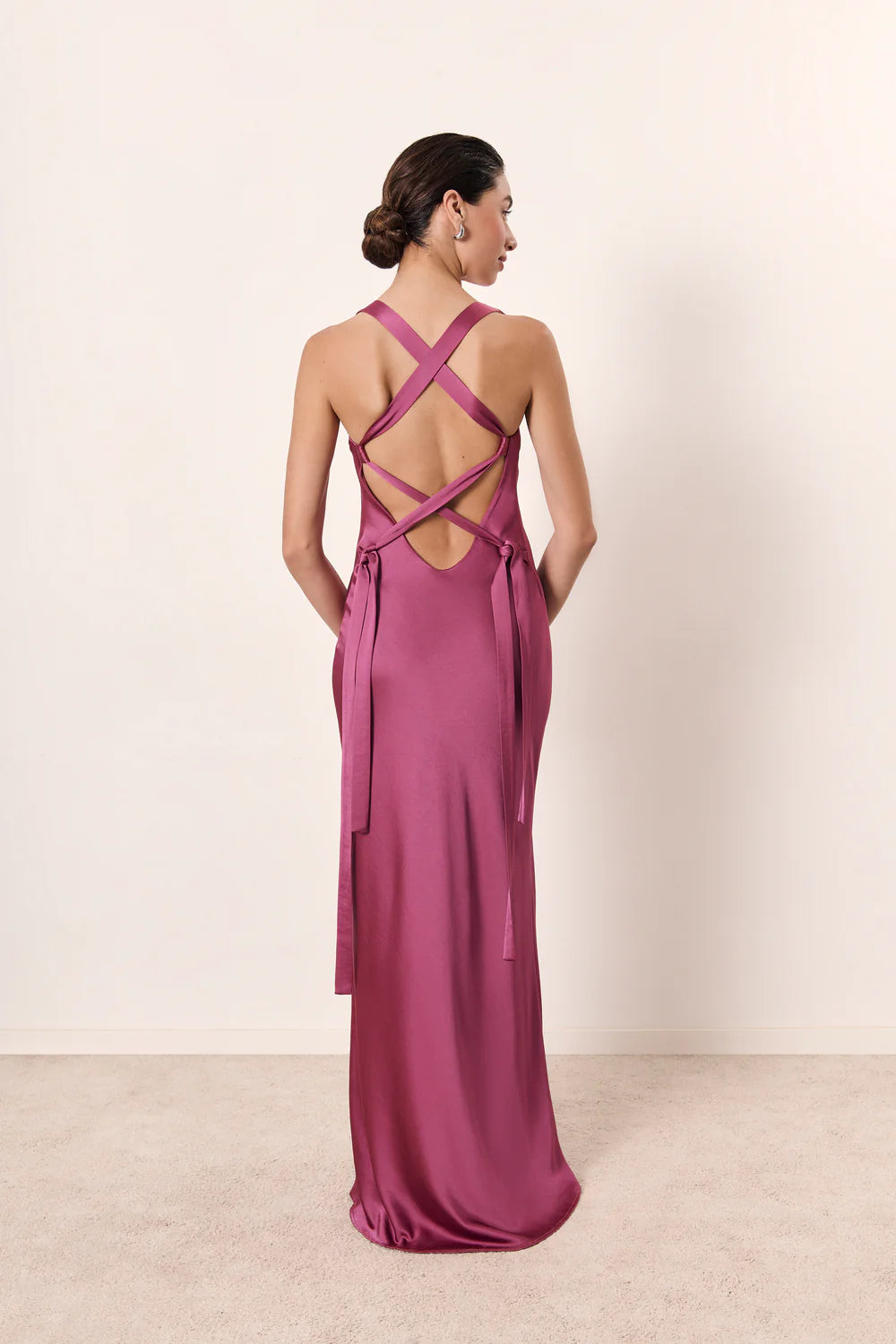 PRISCILA - VESTIDO SATINADO CON ESPALDA CRUZADA