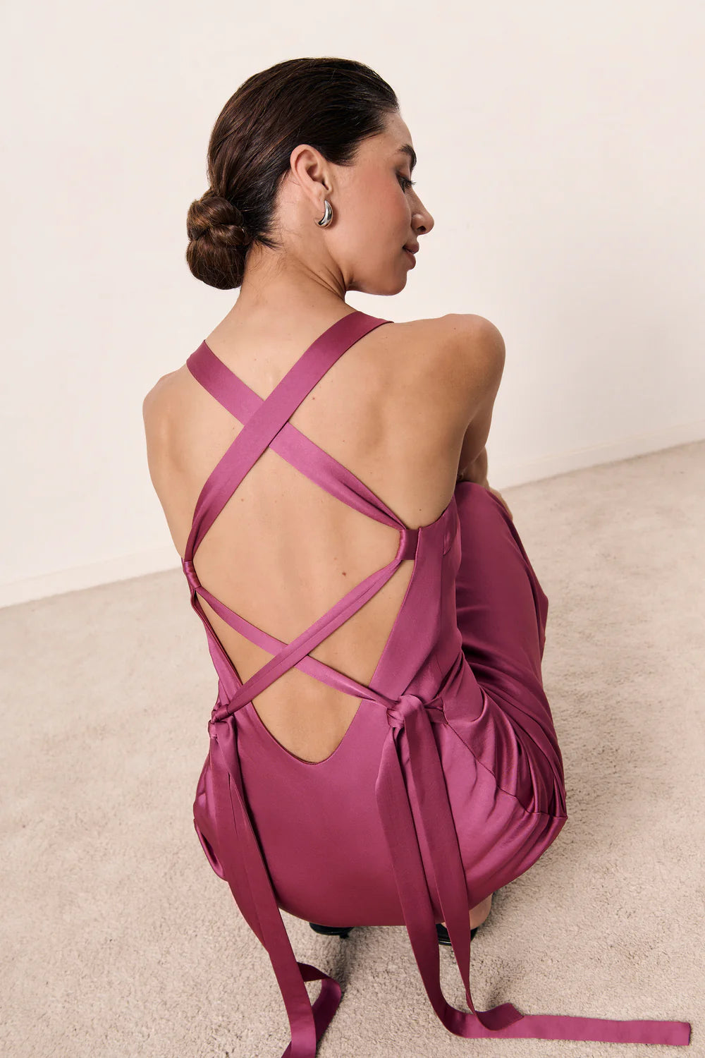 PRISCILA - VESTIDO SATINADO CON ESPALDA CRUZADA