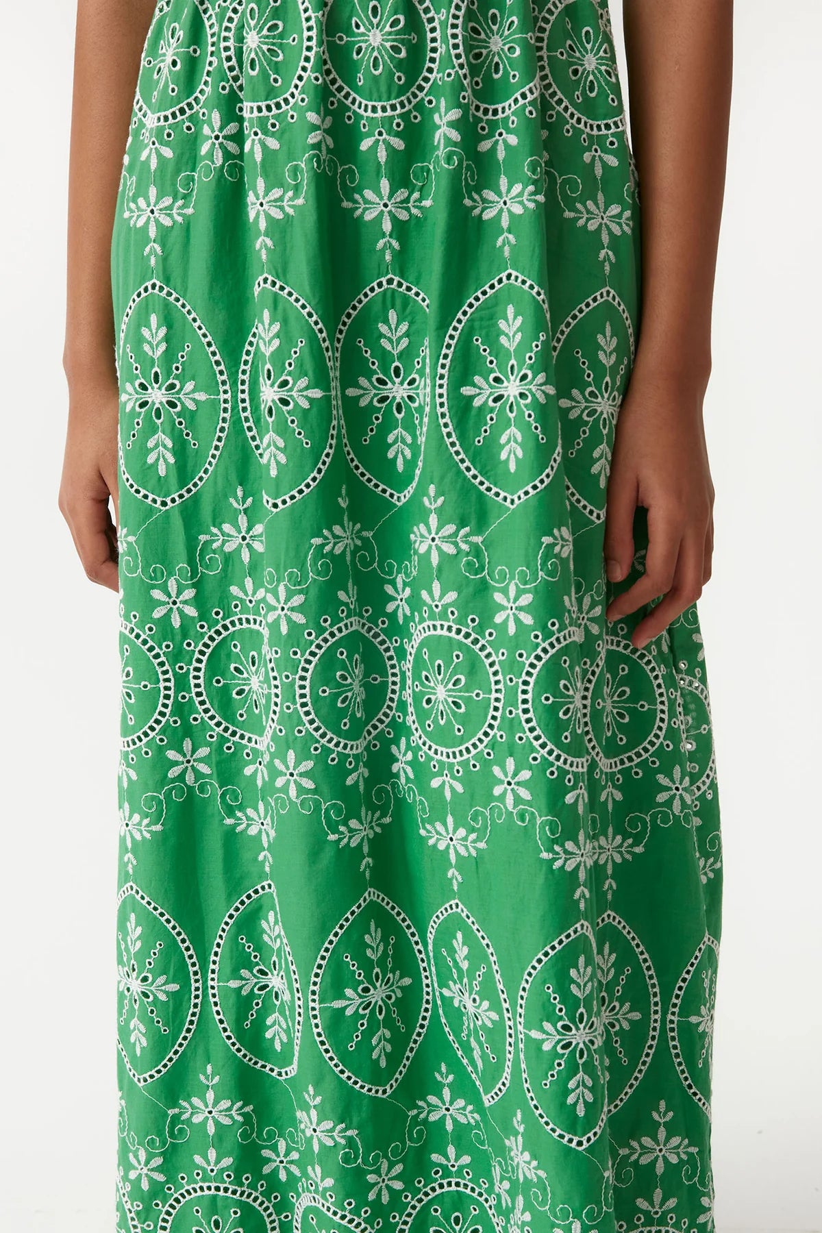 FABIA - VESTIDO VERDE CON BORDADO BLANCO