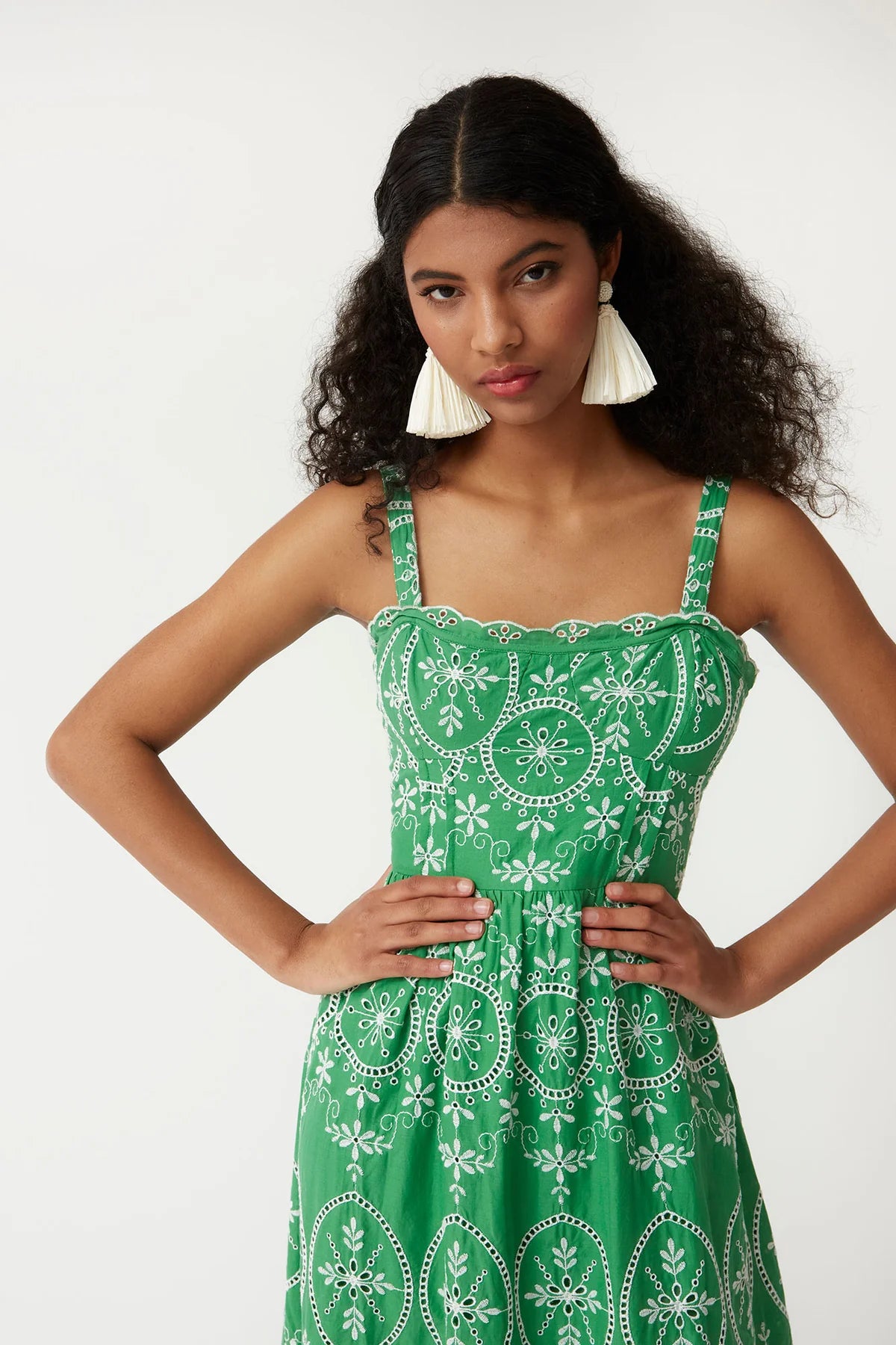 FABIA - VESTIDO VERDE CON BORDADO BLANCO