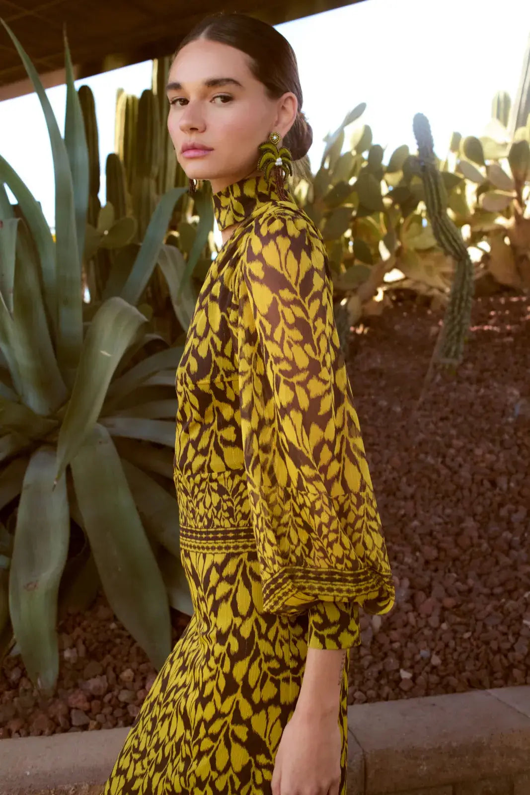 CONSTANZA - VESTIDO ASIMÉTRICO CON MANGA ABULLONADA