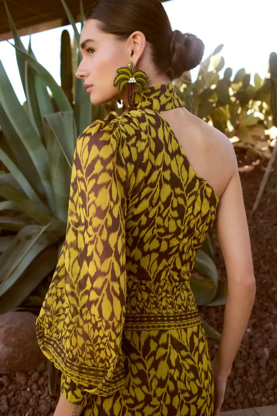 CONSTANZA - VESTIDO ASIMÉTRICO CON MANGA ABULLONADA