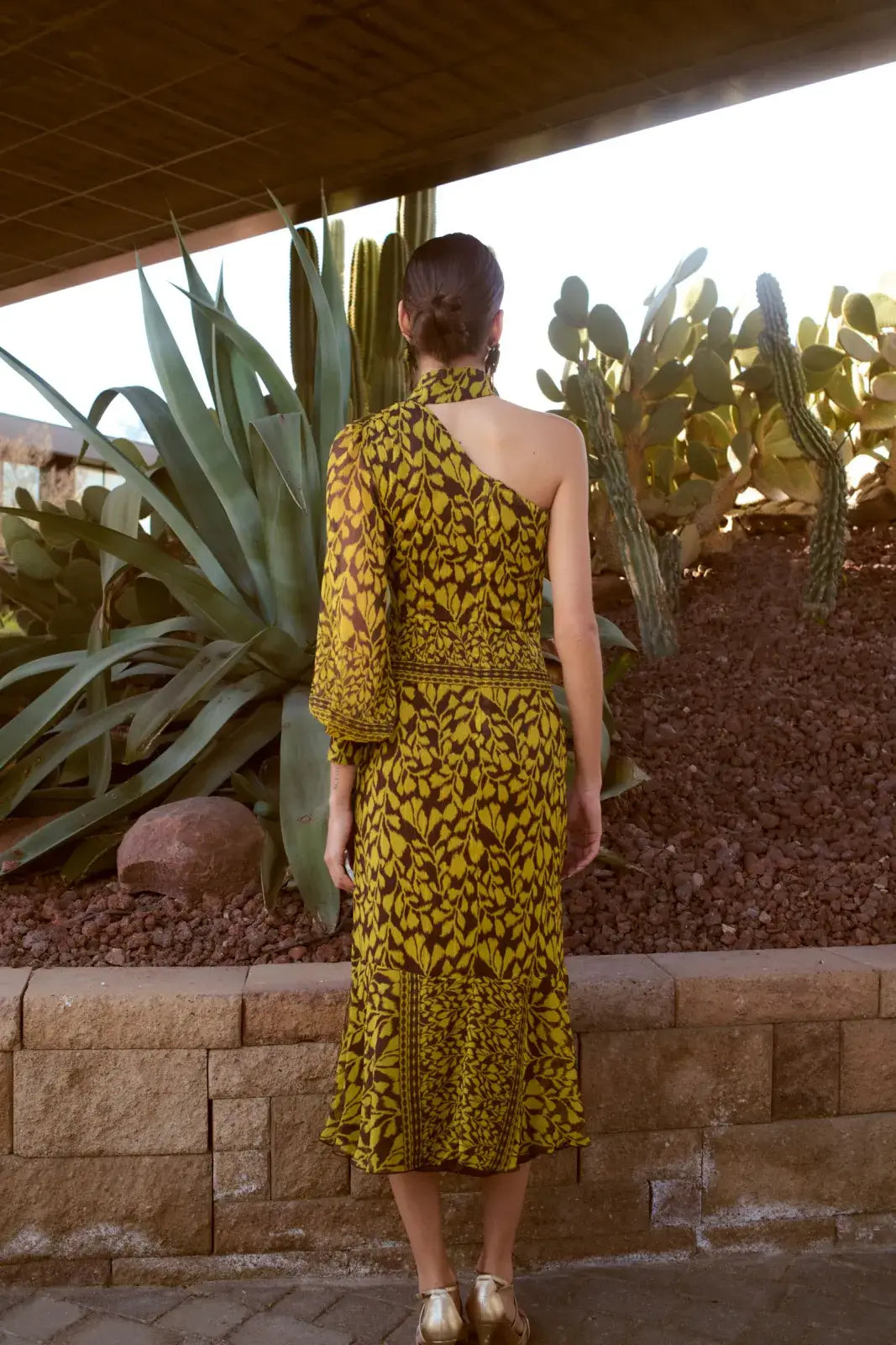 CONSTANZA - VESTIDO ASIMÉTRICO CON MANGA ABULLONADA
