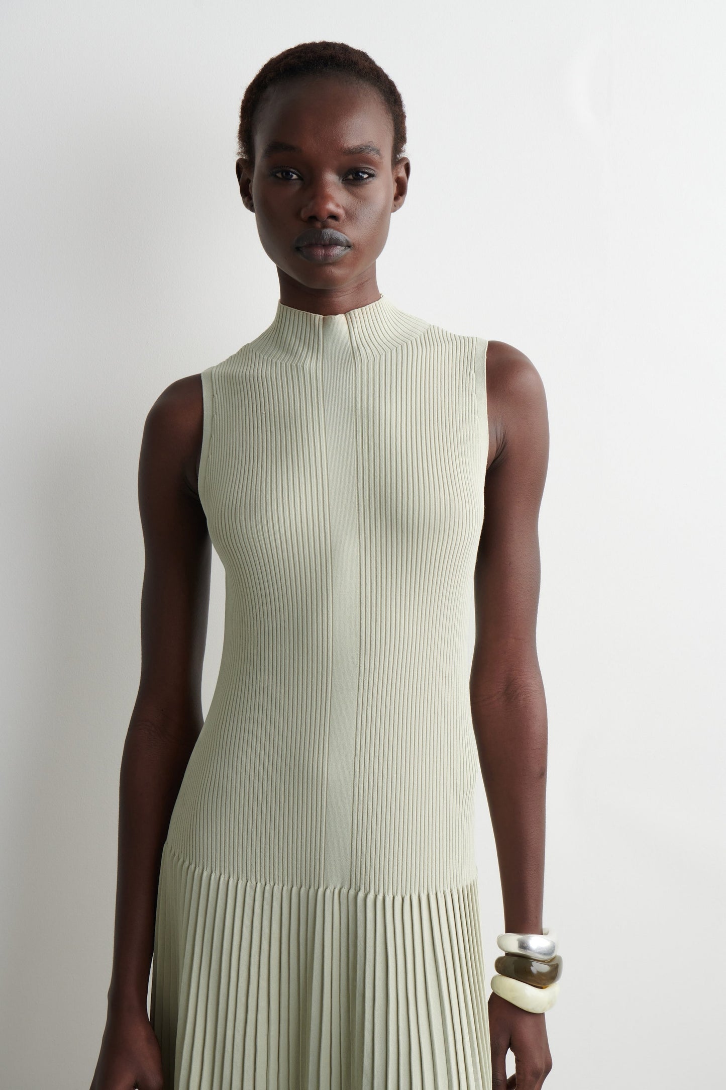 FIORELLA - VESTIDO PLISADO DE CUELLO ALTO