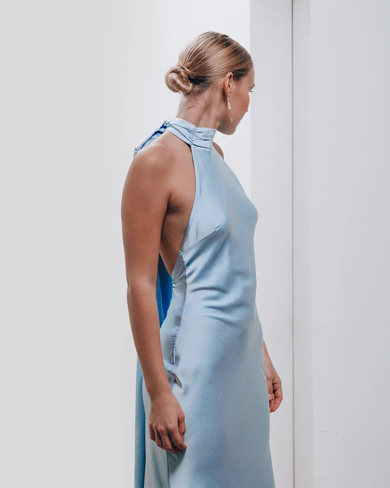 MACARIA - VESTIDO LARGO HALTER DE SATÉN AZUL