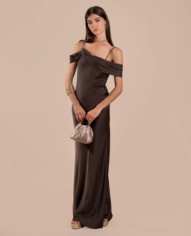SIRENA - VESTIDO LARGO DE SATÉN CON ESCOTE DRAPEADO