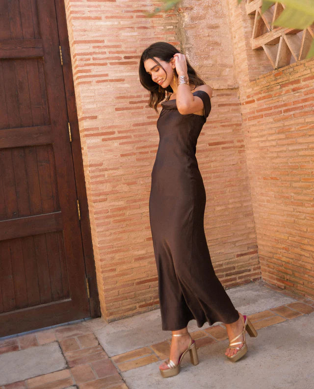 SIRENA - VESTIDO LARGO DE SATÉN CON ESCOTE DRAPEADO