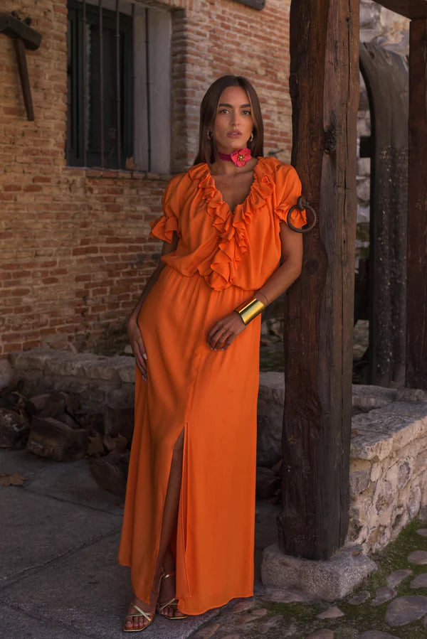 KAREN - VESTIDO LARGO CON VOLANTES Y ABERTURA