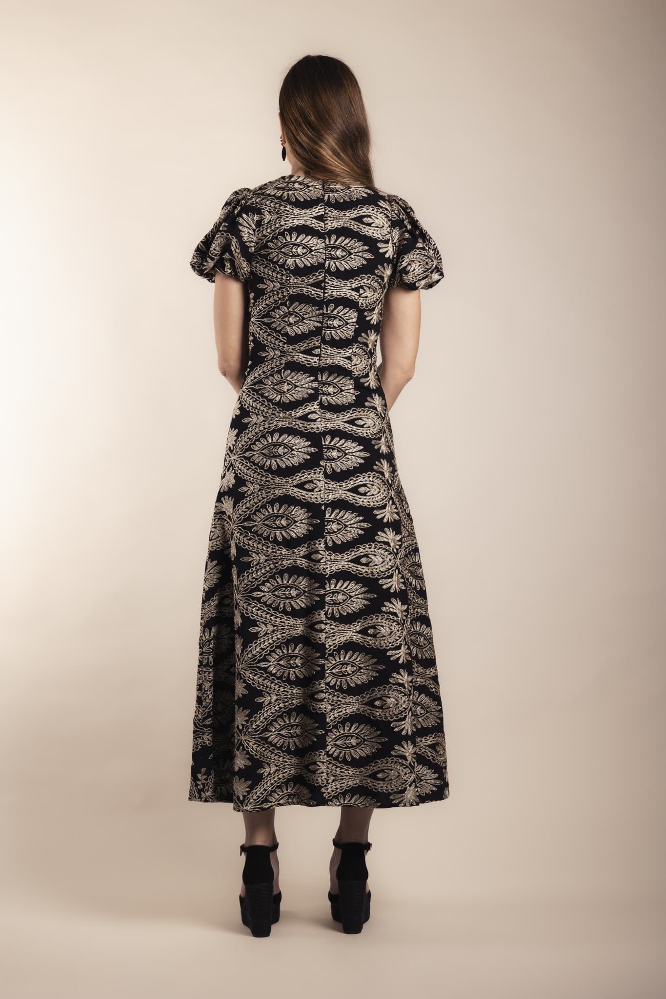 GILDA - VESTIDO BORDADO CON MANGAS ABULLONADAS
