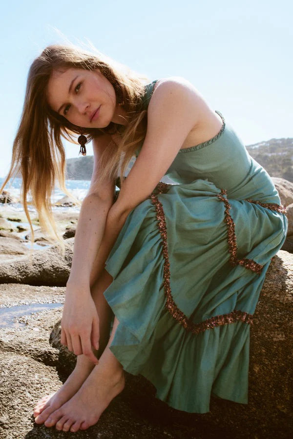 ELIA - VESTIDO MIDI CON ESCOTE HALTER Y VOLANTES