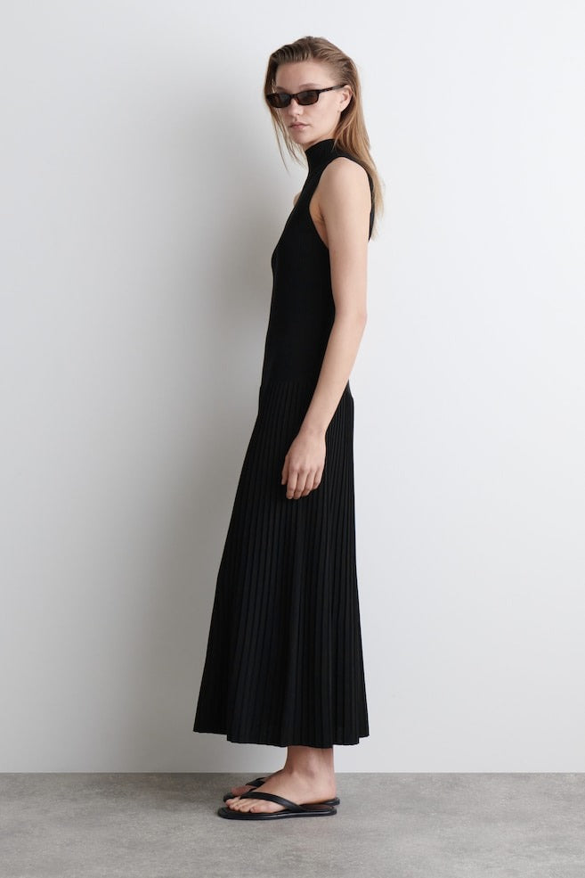 FIORELLA - VESTIDO PLISADO DE CUELLO ALTO