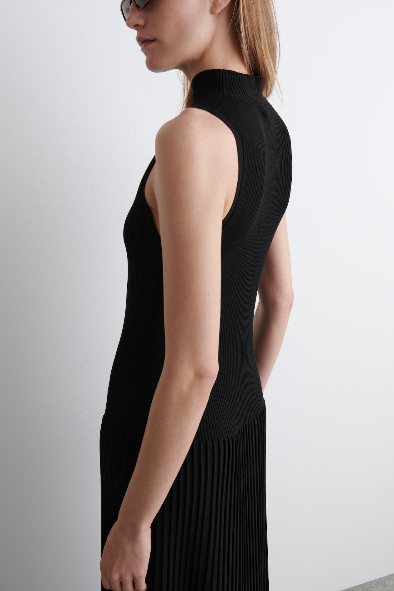 FIORELLA - VESTIDO PLISADO DE CUELLO ALTO