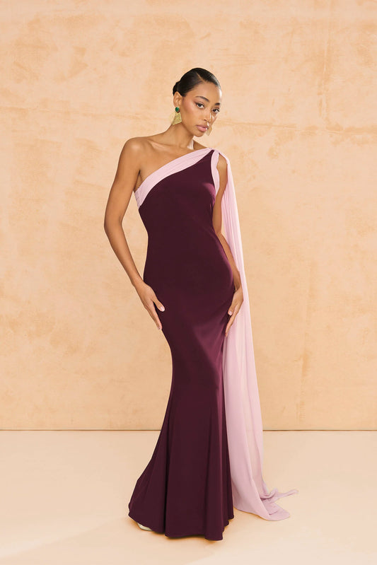 DOMINGA - VESTIDO LARGO ASIMÉTRICO CON CAPA